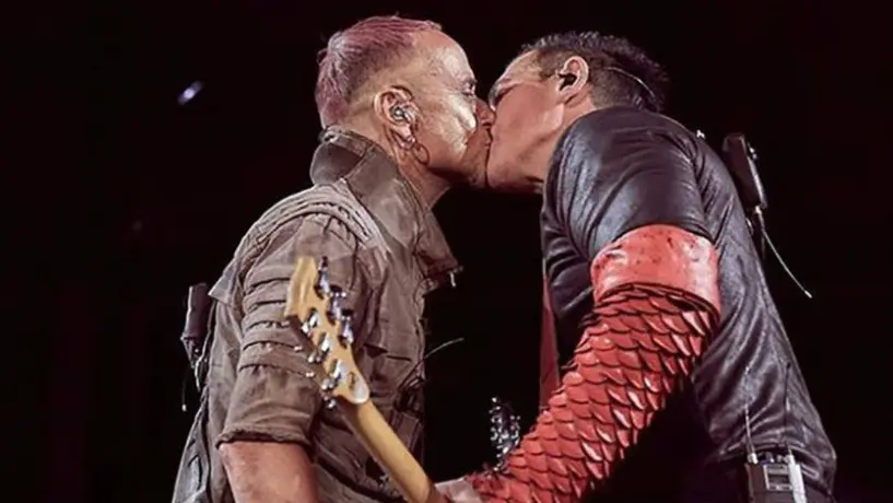 Guitarristas de Rammstein se besan en protesta ante homofobia en Rusia