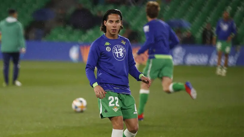 Diego Lainez 'víctima' de novatada en el Betis
