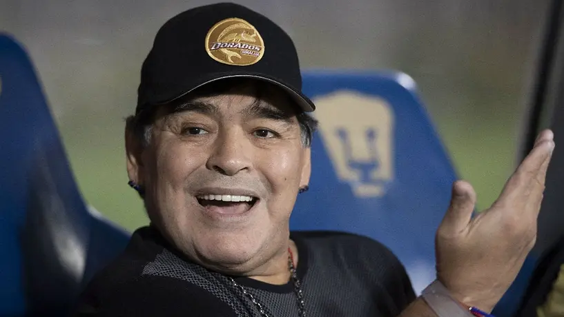 Maradona pasa tiempo con su nieto jugando videojuegos