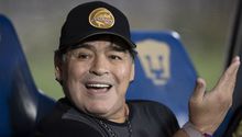 Maradona pasa tiempo con su nieto jugando videojuegos