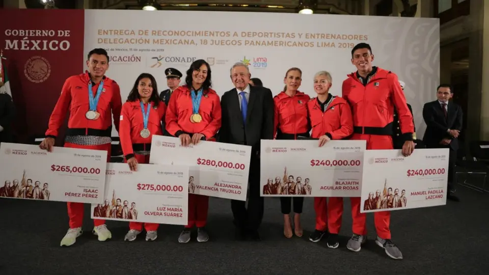 AMLO entregó estímulos económicos a medallistas panamericanos