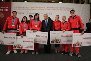 AMLO entregó estímulos económicos a medallistas panamericanos