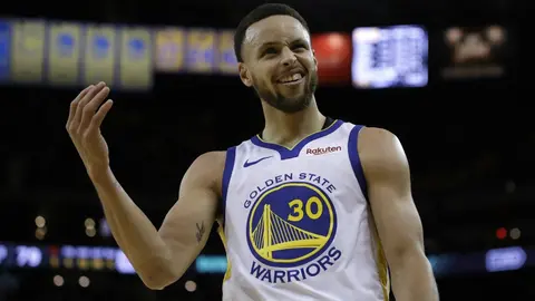 Curry bate récord de triples en Playoffs y Warriors aplasta a Clippers