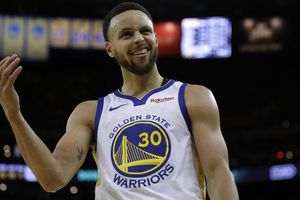 Curry bate récord de triples en Playoffs y Warriors aplasta a Clippers