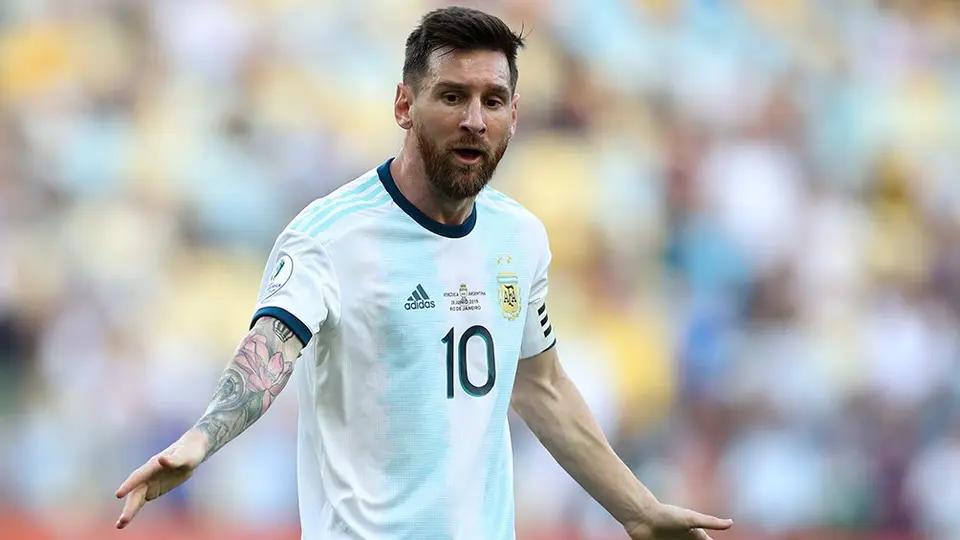 Messi: 'Es una vergüenza que se juegue Copa América en una cancha así'