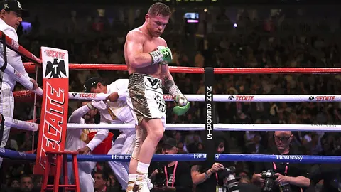 Canelo Álvarez lamenta el fallecimiento de fanáticos en accidente de avión