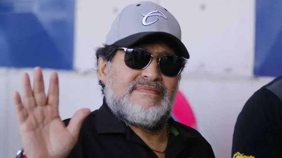 Diego Maradona, operado con éxito de la rodilla derecha en Argentina