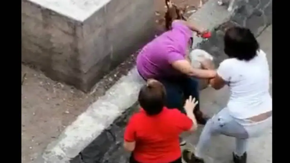 Joven es captada golpeando a persona de la tercera edad