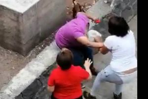 Joven es captada golpeando a persona de la tercera edad
