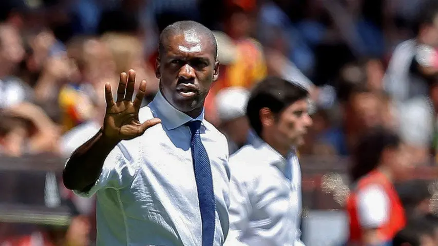Clarence Seedorf mientras dirigía un partido | EFE