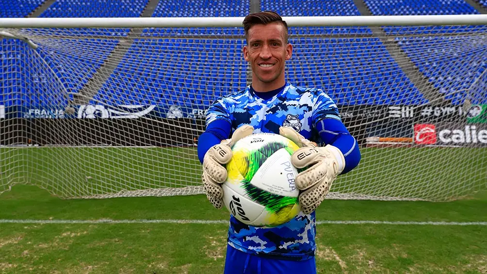 Vikonis posa para RÉCORD en el Estadio Cuauhtémoc | CARLOS RAMÍREZ