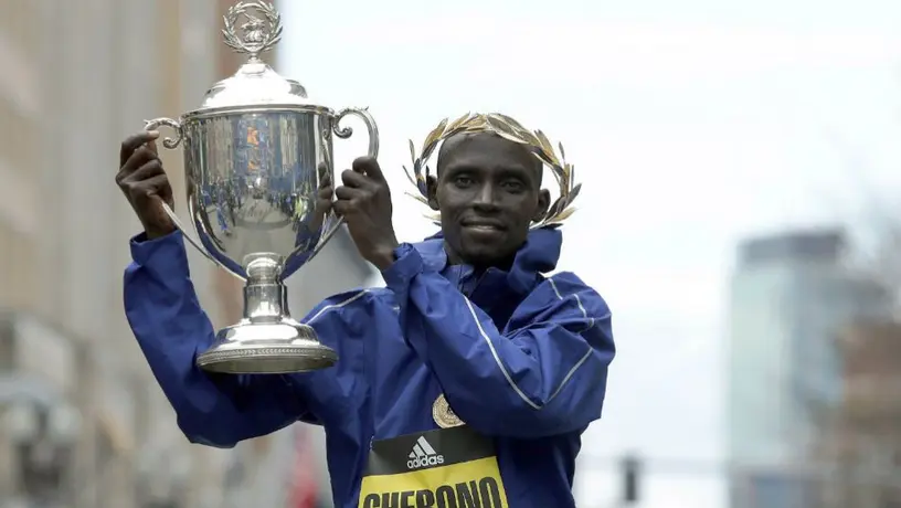 Keniano se corona en Maratón de Boston con dramático cierre