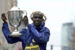 Keniano se corona en Maratón de Boston con dramático cierre