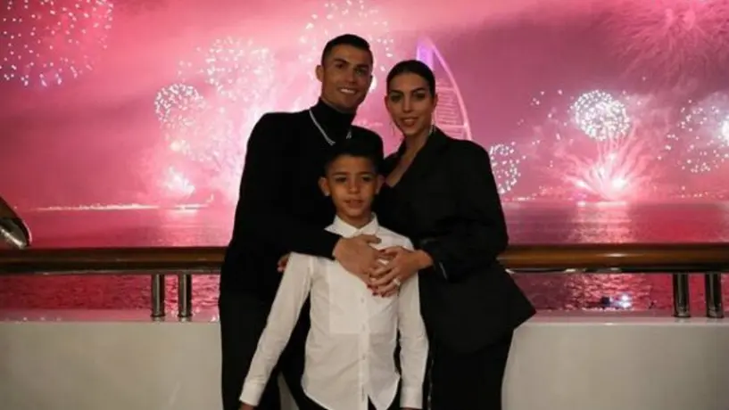 Cristiano y su familia se lucen cantando en el auto