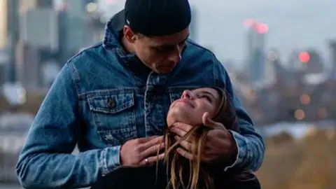 Novia de Chicharito enciende las redes al presumir su embarazo