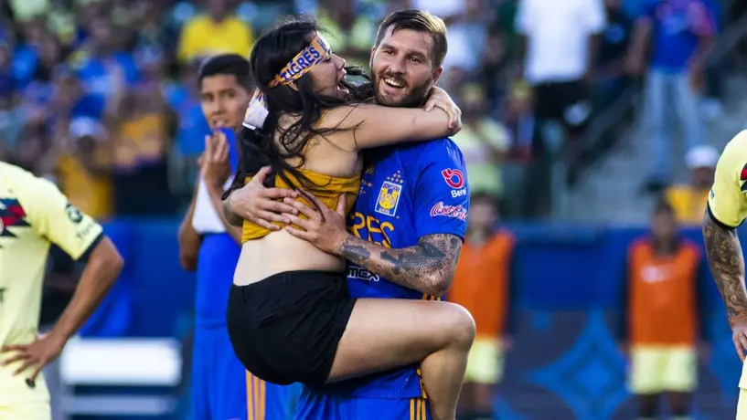 Gignac, tras abrazo de espontánea: '¿Dormiré en el sofá?'