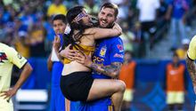 Gignac, tras abrazo de espontánea: '¿Dormiré en el sofá?'