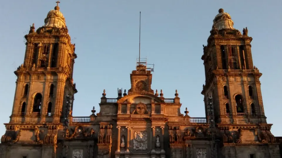 Hombre sube a la Catedral de la CDMX para hablar con AMLO