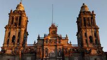 Hombre sube a la Catedral de la CDMX para hablar con AMLO