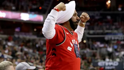 Fan de Raptors, presente en todos los juegos del equipo desde su fundación