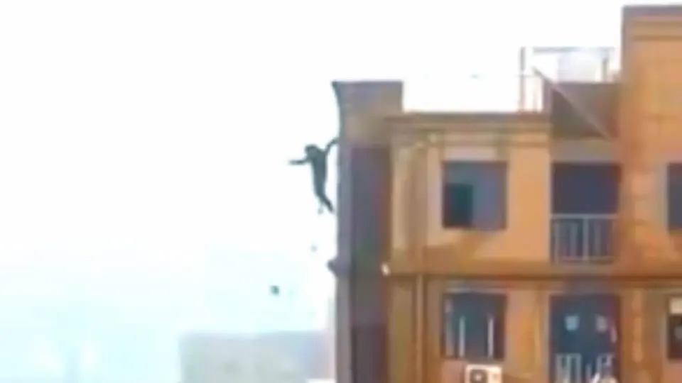 Hombre cae de un edificio por querer tomarse una selfie