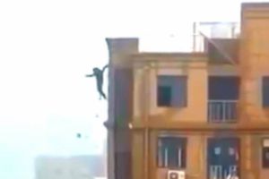 Hombre cae de un edificio por querer tomarse una selfie