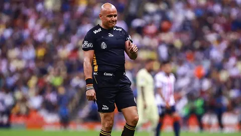 Francisco Chacón se burla de Miguel Herrera en pleno partido