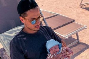 Revelan imágenes del hijo de Chicharito al conocer a Tomás Balcázar