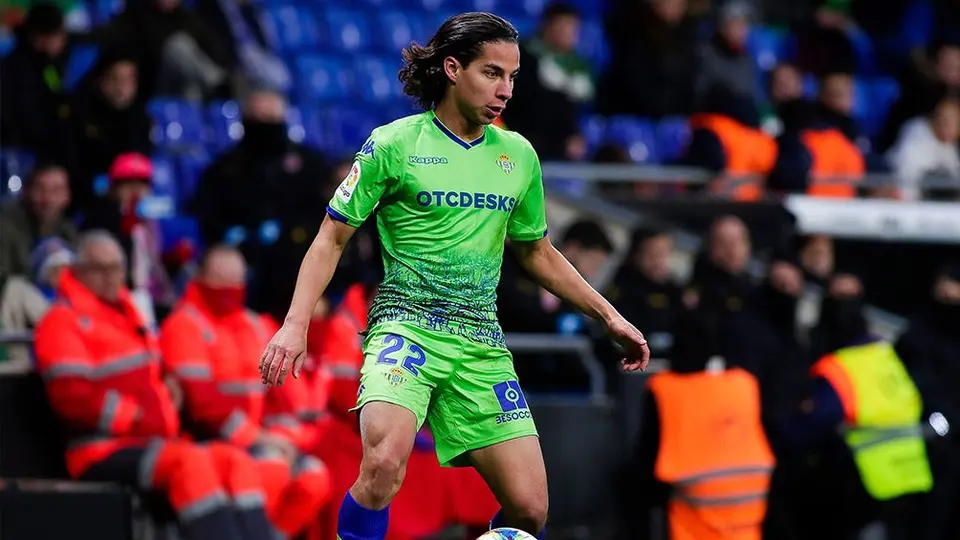 DT del Betis se impacienta ante faltas sobre Diego Lainez