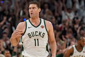 Bucks toma ventaja en Final del Este tras remontar a Raptors  