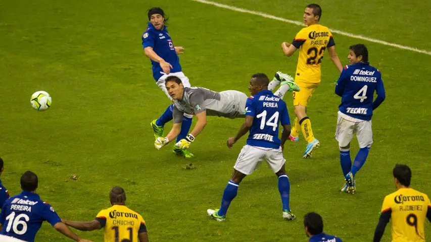 Moisés Muñoz remata de cabeza en la Final del Clausura 2013 | DANIEL GÁMEZ