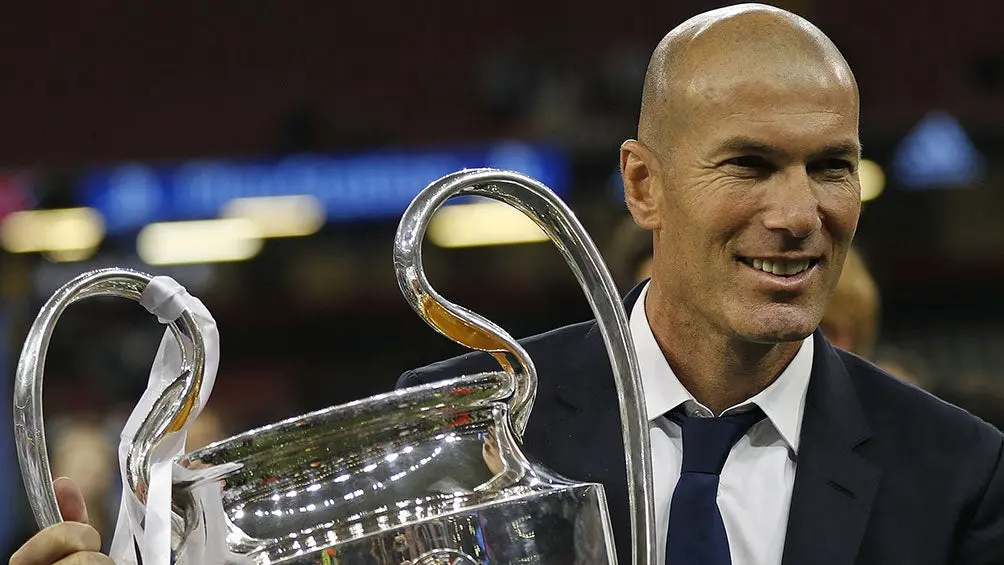 Zidane posa con el trofeo de la Champions League | AP