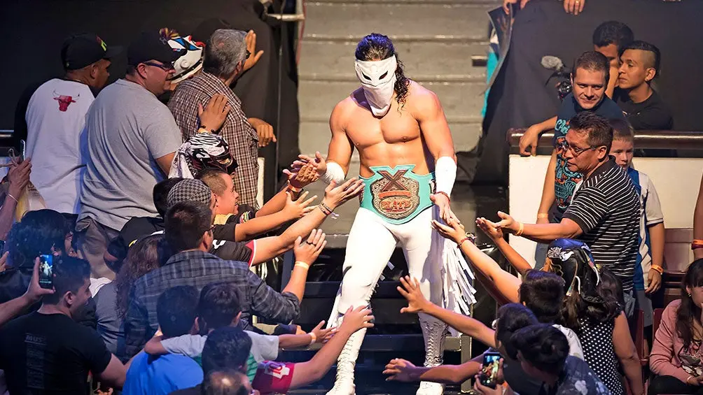 Bandido hace su entrada al ring con Triple A | RÉCORD
