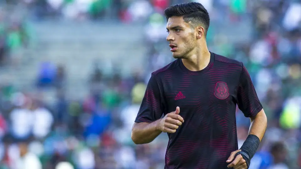 Aficionado del Tri se hace el rostro de Jiménez en el cabello
