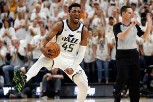 Jazz salva eliminación al vencer a Rockets en el cuarto juego