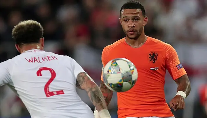 Memphis Depay en un partido con Holanda