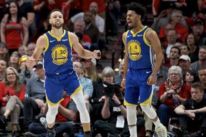 Warriors 'saca la escoba' y vence a Trail Blazers en tiempo extra