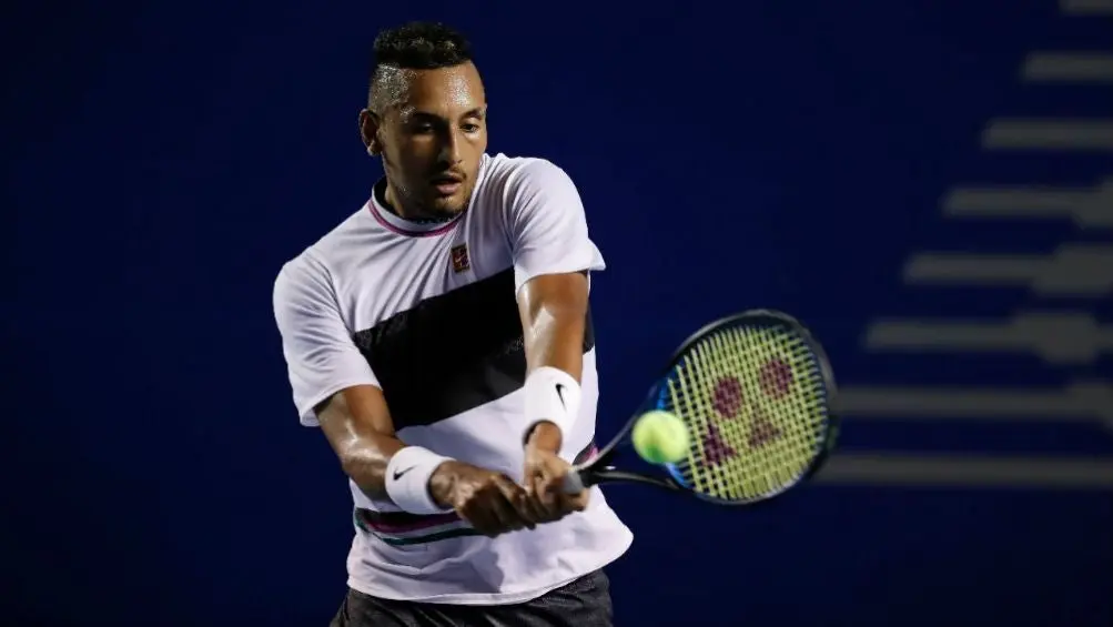 Nick Kyrgios golpea la bola en el juego contra Wawrinka | CARLOS RAMÍREZ