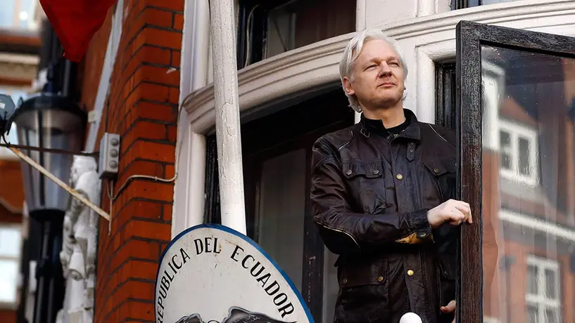 Assange, fundador de WikiLeaks, sentenciado a casi un año de prisión