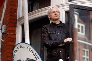 Assange, fundador de WikiLeaks, sentenciado a casi un año de prisión