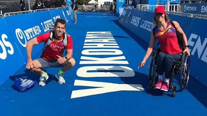 Triatleta paralímpica recibe propuesta de matrimonio en el podio de Japón