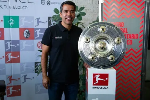 Pavel Pardo durante un evento de la Bundesliga en México