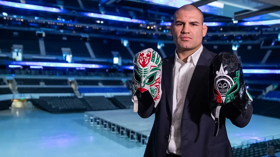 Caín Velásquez, con balanza de su lado para debut en Triplemanía