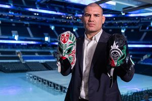 Caín Velásquez, con balanza de su lado para debut en Triplemanía