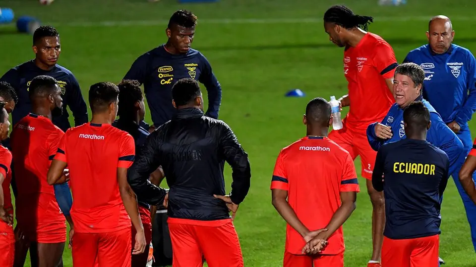 Bolillo Gómez usa canción de Shakira como defensa por críticas a Ecuador