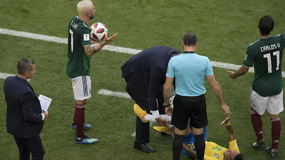 Padre de Neymar pone falta de Layún entre las más fuertes a su hijo