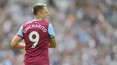 Chicharito regresó con el West Ham tras leve lesión