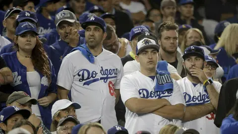 Fan se debate entre la vida y la muerte tras pelea en juego de Dodgers