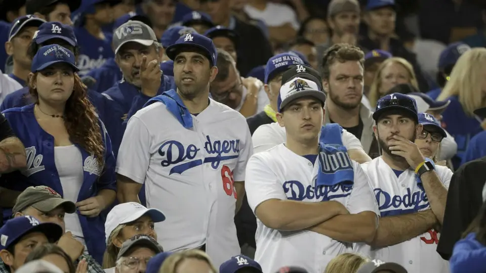 Fan se debate entre la vida y la muerte tras pelea en juego de Dodgers