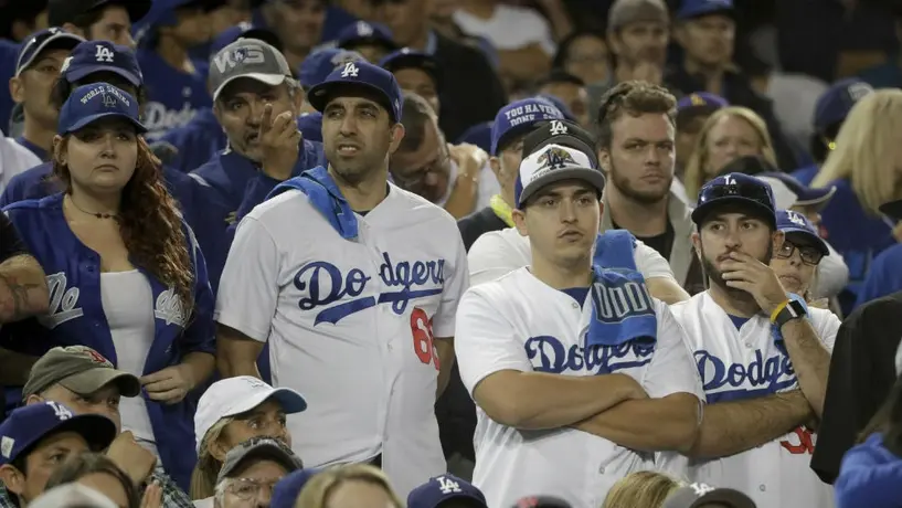 Fan se debate entre la vida y la muerte tras pelea en juego de Dodgers